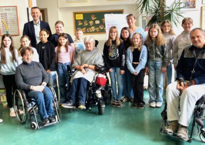 Gruppenfoto SchülerInnen der MS-Pertholz und den Mitgliedern der SHG-ANDERS beim Workshop in der MS-Bad Großpertholz