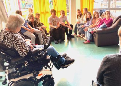 Gruppenfoto SchülerInnen der MS-Pertholz und den Mitgliedern der SHG-ANDERS beim Workshop in der MS-Bad Großpertholz