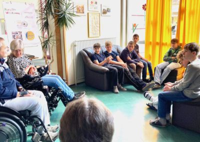 Gruppenfoto SchülerInnen der MS-Pertholz und den Mitgliedern der SHG-ANDERS beim Workshop in der MS-Bad Großpertholz