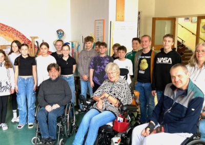 Gruppenfoto SchülerInnen der MS-Pertholz und den Mitgliedern der SHG-ANDERS beim Workshop in der MS-Bad Großpertholz