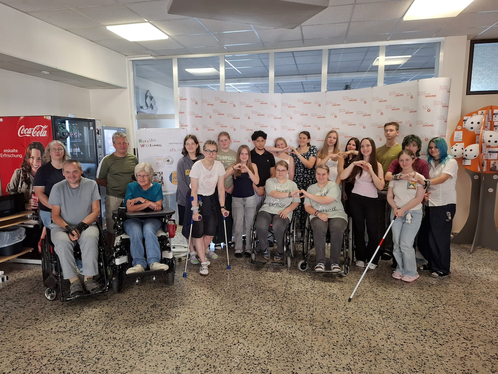 Sensibilisierungsworkshop-HLW-SHG-Anders Schülerinnen und Schüler der HLW-Gmünd als Gruppe beim Sensibilisierungsworshop mit dem Team der Selbsthilfegruppe ANDERS